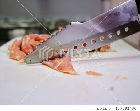 国産の黒毛和牛もも肉をカットする料理人 女性 国産の黒毛和牛もも肉をカットする料理人 女性 137592436