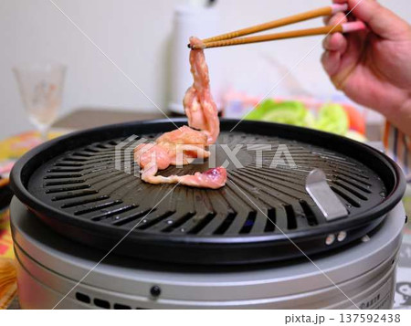 国産の黒毛和牛もも肉をカットする料理人 女性 国産の黒毛和牛もも肉をカットする料理人 女性 137592438
