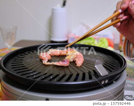 国産の黒毛和牛もも肉をカットする料理人　女性 137592446