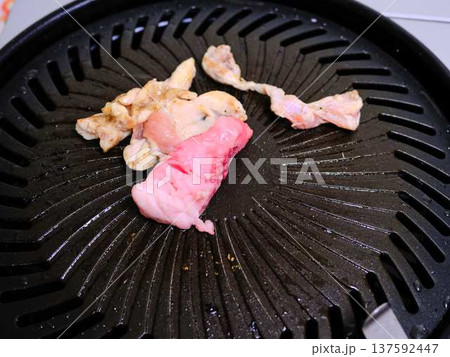 国産の黒毛和牛もも肉をカットする料理人 女性 国産の黒毛和牛もも肉をカットする料理人 女性 137592447