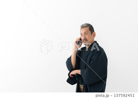 着物を着た男性 着物を着た男性 137592451