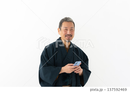 着物を着た男性　スマートフォン　スマホ		 137592469