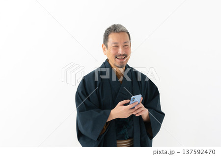 着物を着た男性　スマートフォン　スマホ		 137592470