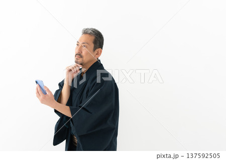 着物を着た男性 スマートフォン スマホ 着物を着た男性 スマートフォン スマホ 137592505