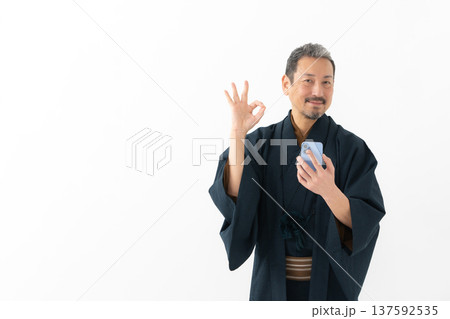着物を着た男性　スマートフォン　スマホ	 137592535