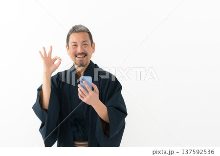 着物を着た男性 スマートフォン スマホ 着物を着た男性 スマートフォン スマホ 137592536