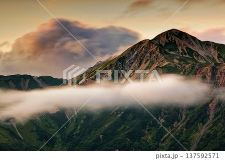 双六小屋から見る残照の北アルプス・鷲羽岳 137592571