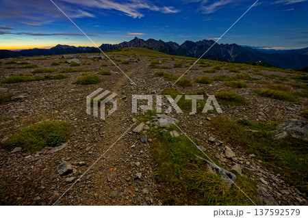 夜明けの双六岳山頂平原から見る北アルプス・槍・穂高連峰 137592579