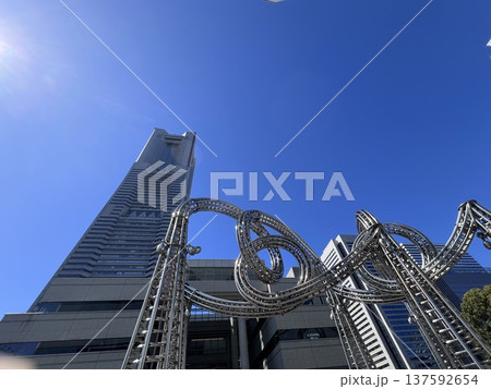横浜・ランドマークタワーと青空 137592654