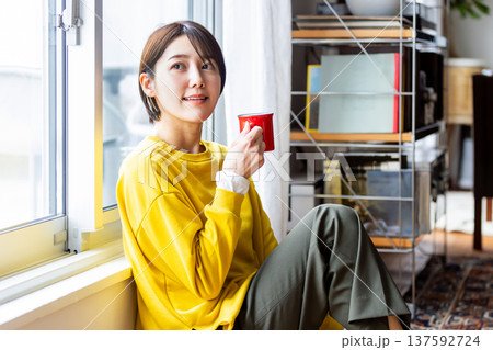 コーヒーを飲む女性 137592724