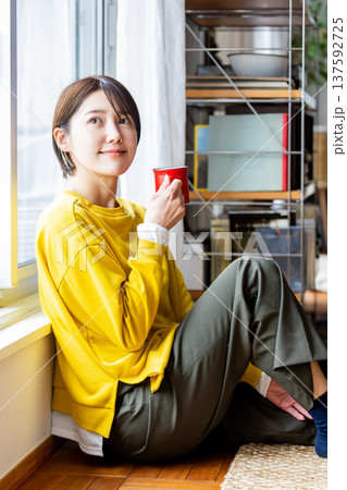 コーヒーを飲む女性 137592725