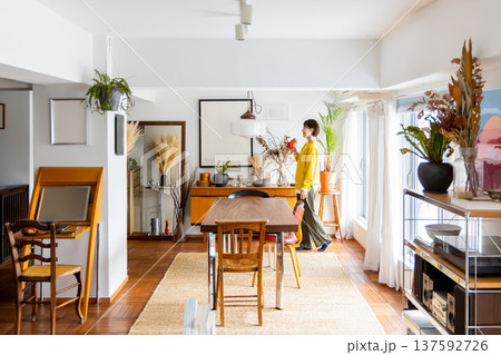 女性　リビング　ライフスタイル　 137592726