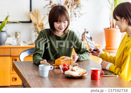 家で食事する友達(料理・朝食・自炊・和食・健康・ルームシェア・同居) 家で食事する友達(料理・朝食・自炊・和食・健康・ルームシェア・同居) 137592738