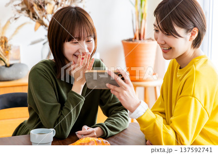 家で食事する友達(料理・朝食・自炊・和食・健康・ルームシェア・同居) 家で食事する友達(料理・朝食・自炊・和食・健康・ルームシェア・同居) 137592741
