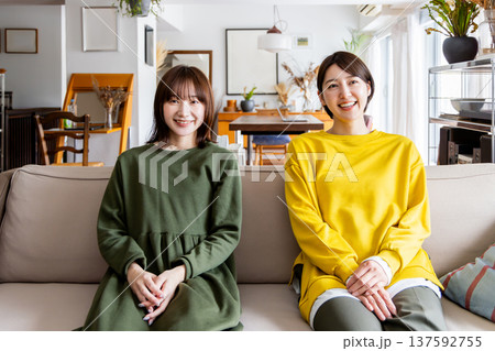 一緒にテレビを見る女性2人 一緒にテレビを見る女性2人 137592755
