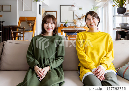 一緒にテレビを見る女性2人　 137592756