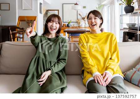 一緒にテレビを見る女性2人 137592757