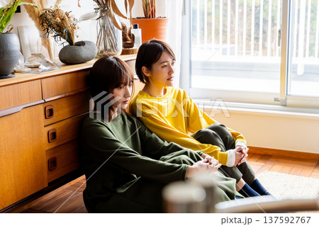 女性 2人　ポートレート 137592767