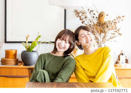 女性 2人 ポートレート 女性 2人 ポートレート 137592771