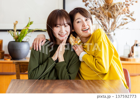 女性 2人　ポートレート 137592773