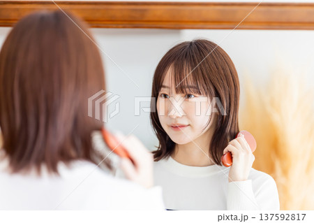 女性　ヘアケア　ブラッシング 137592817