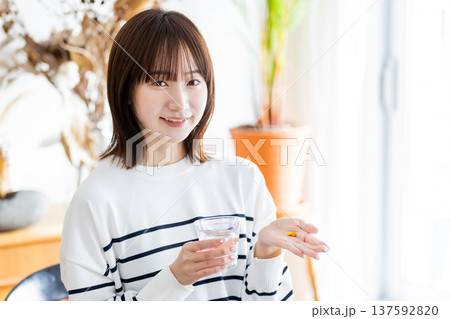 薬を飲む女性 137592820
