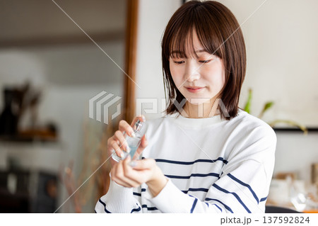 手首に香水を吹きかける女性 手首に香水を吹きかける女性 137592824
