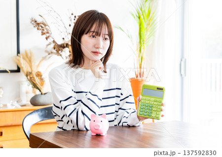 物価高で悩む女性 物価高で悩む女性 137592830
