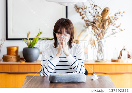 花粉症で苦しむ女性 137592831