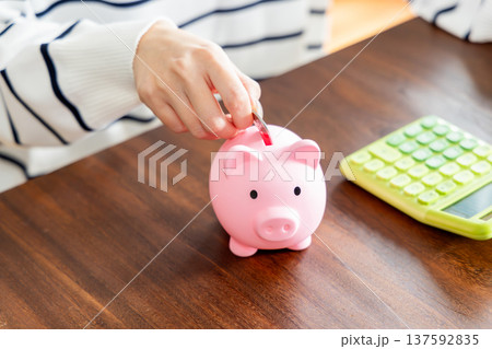 貯金をする女性 貯金をする女性 137592835