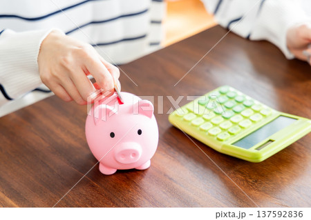 貯金をする女性 貯金をする女性 137592836