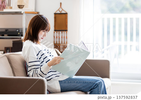 リビングで読書をする女性 リビングで読書をする女性 137592837