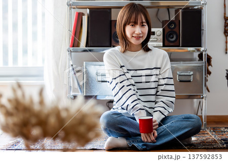 リビングでくつろぐ若い女性 リビングでくつろぐ若い女性 137592853