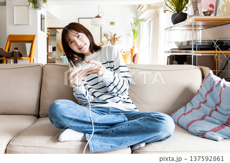 オンラインゲームをする若い女性 オンラインゲームをする若い女性 137592861