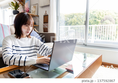 リビングでパソコンを使う女性 137592867