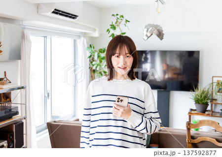 スマートフォンを見る女性 137592877