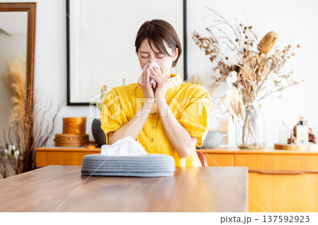 花粉症で苦しむ女性 137592923