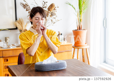 花粉症・風邪・ティッシュで鼻をかむ女性 花粉症・風邪・ティッシュで鼻をかむ女性 137592926