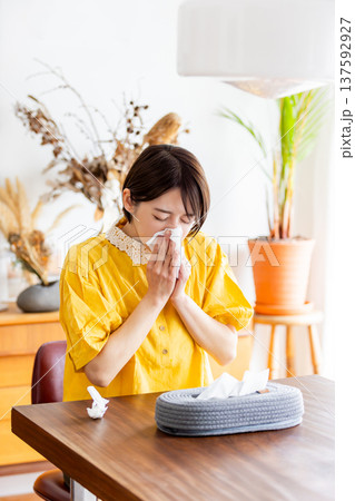 花粉症・風邪・ティッシュで鼻をかむ女性 花粉症・風邪・ティッシュで鼻をかむ女性 137592927