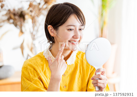 歯を指差す女性 137592931