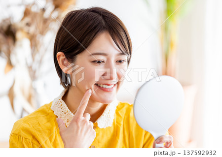 歯を指差す女性 歯を指差す女性 137592932