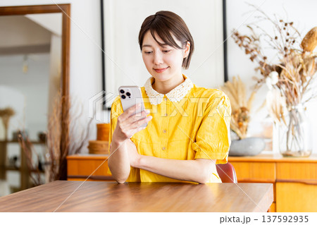 リビングの女性　スマホ 137592935