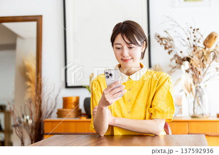 リビングの女性 スマホ リビングの女性 スマホ 137592936