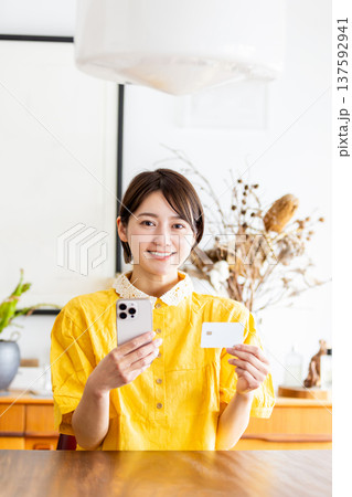 女性 スマホ クレジットカード 女性 スマホ クレジットカード 137592941