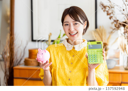 家計を気にする女性 家計を気にする女性 137592948