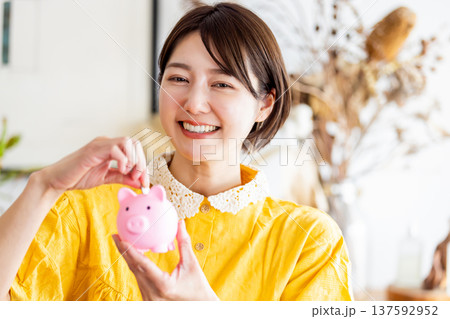 貯金をする女性 137592952
