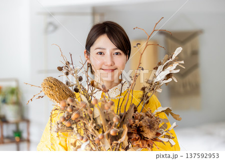 花に囲まれて暮らす女性　 137592953