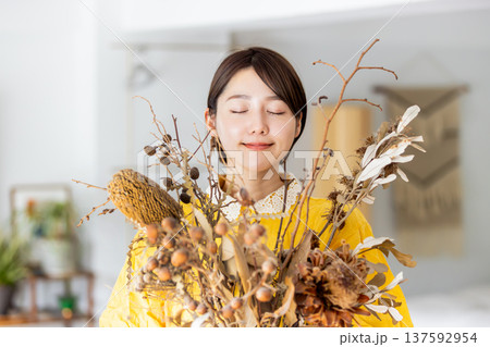 花に囲まれて暮らす女性　 137592954