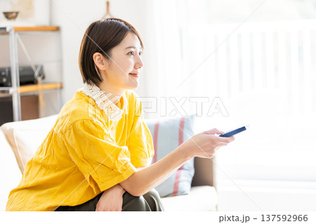 ソファでくつろぎながらテレビを見るミドル女性 ソファでくつろぎながらテレビを見るミドル女性 137592966