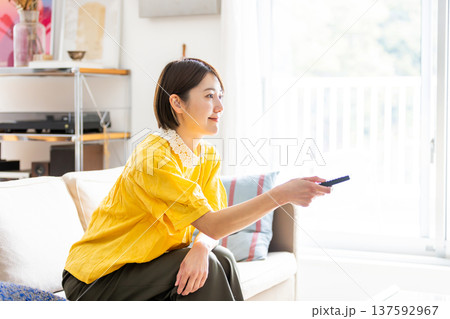 ソファでくつろぎながらテレビを見るミドル女性 ソファでくつろぎながらテレビを見るミドル女性 137592967